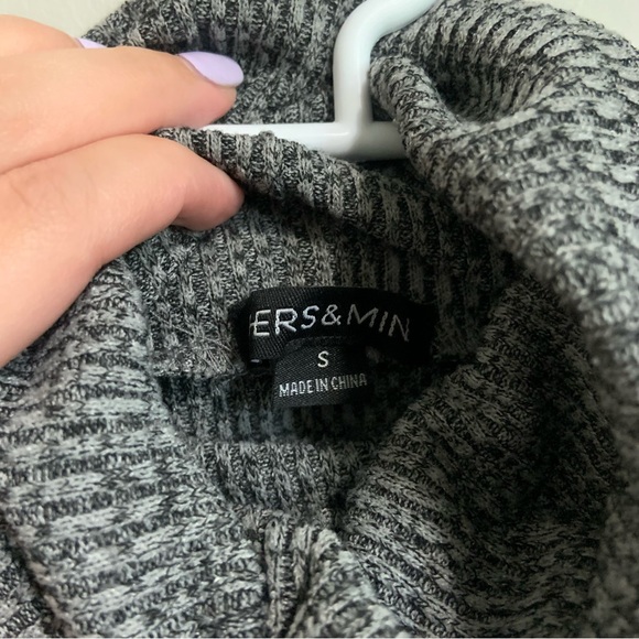 Cropped Turtleneck - Picture 3 of 4